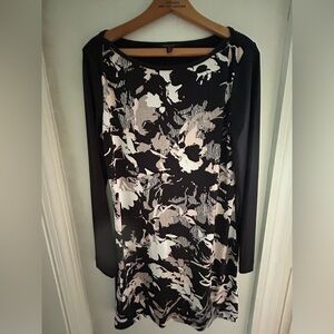 Banana Republic outlet mini dress with 3/4 length sleeves. Size medium. …